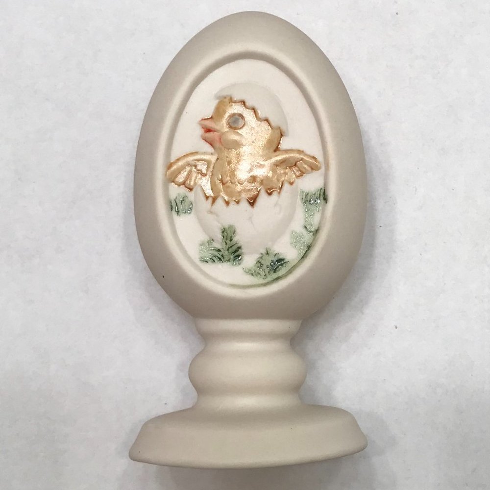 VINTAGE ceramic egg figure with chick on the front